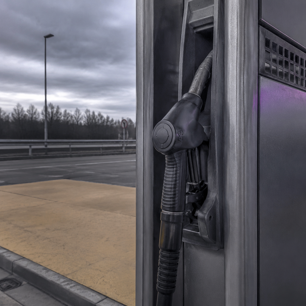 Dystrybutor paliwa na stacji przy autostradzie, obok pusty pas tankowania